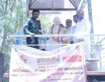 महात्मा गांधी जी की प्रतिमा का  माल्यार्पण एवं उनका सम्मान